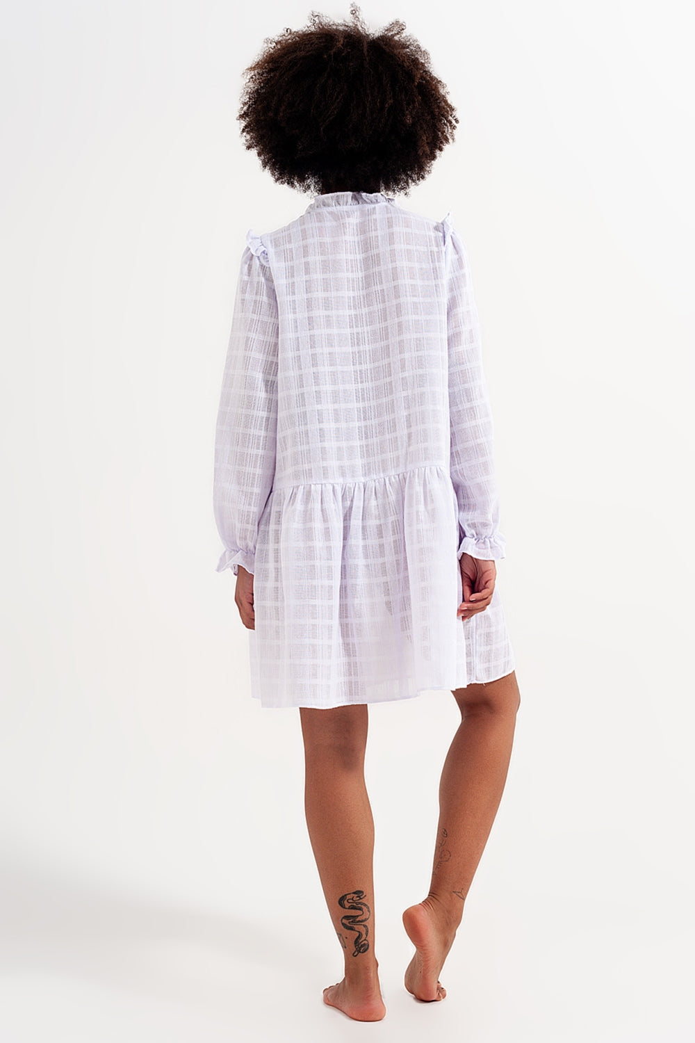 Mini vestido volumoso com rufos em branco
