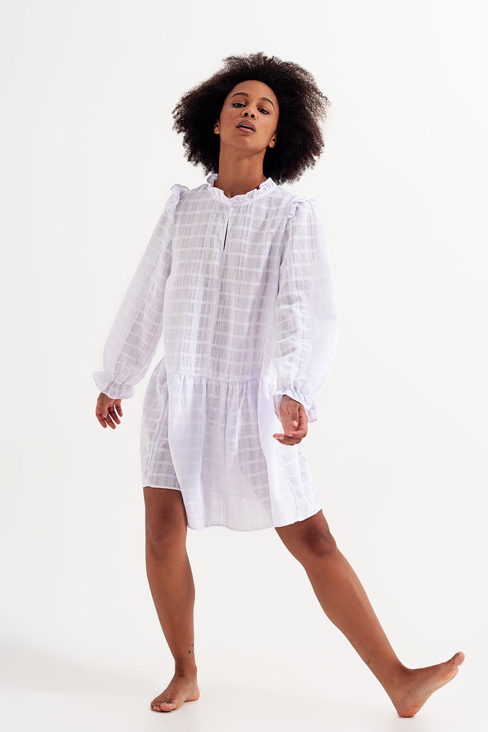 Mini vestido volumoso com rufos em branco
