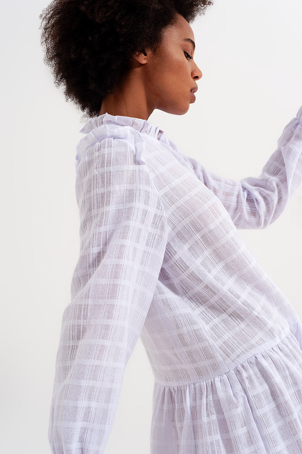 Mini vestido volumoso com rufos em branco