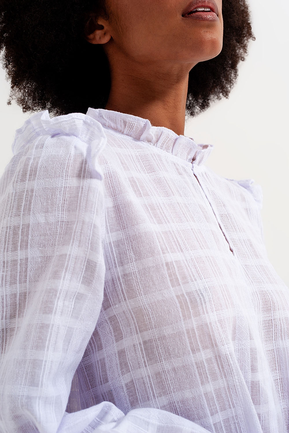 Mini vestido volumoso com rufos em branco