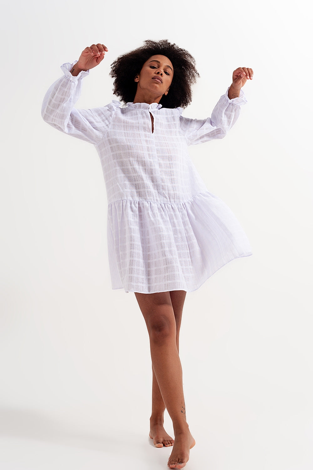 Mini vestido volumoso com rufos em branco