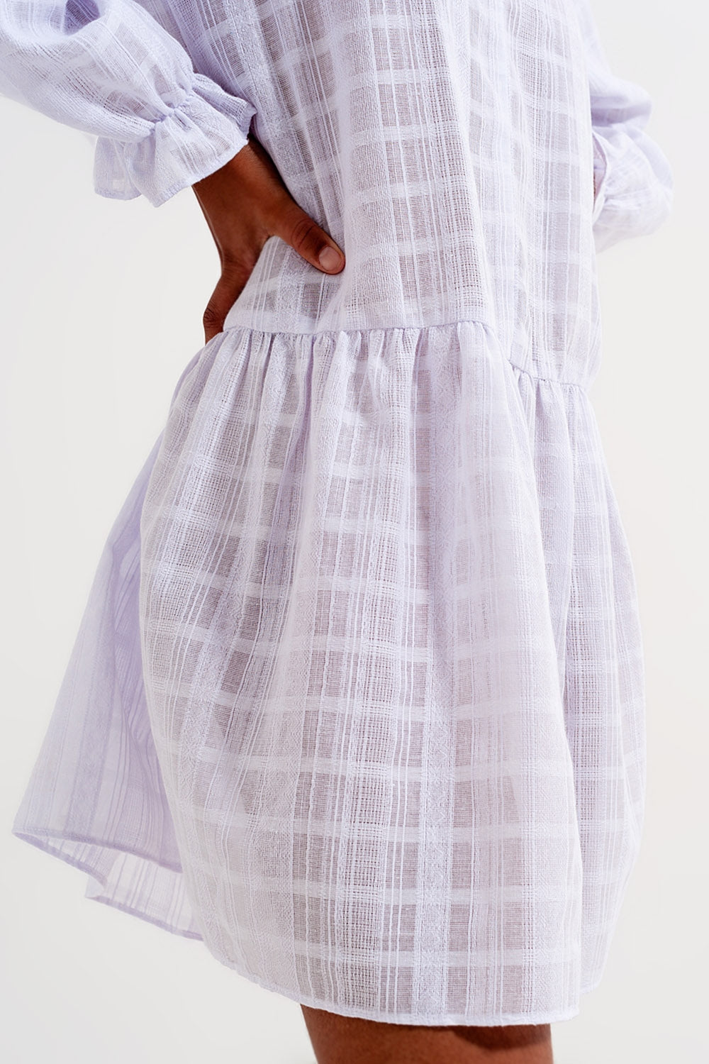 Mini vestido volumoso com rufos em branco