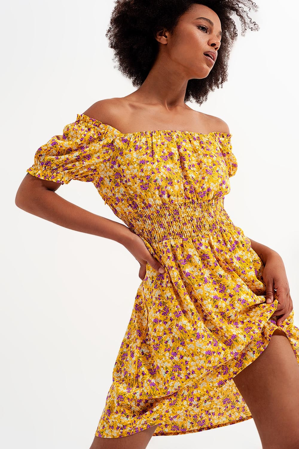 Vestido curto com decote Bardot e detalhe de rufos com estampa floral amarela