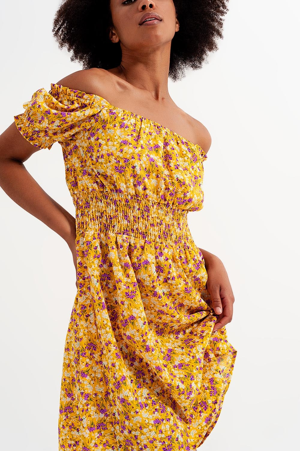 Vestido curto com decote Bardot e detalhe de rufos com estampa floral amarela