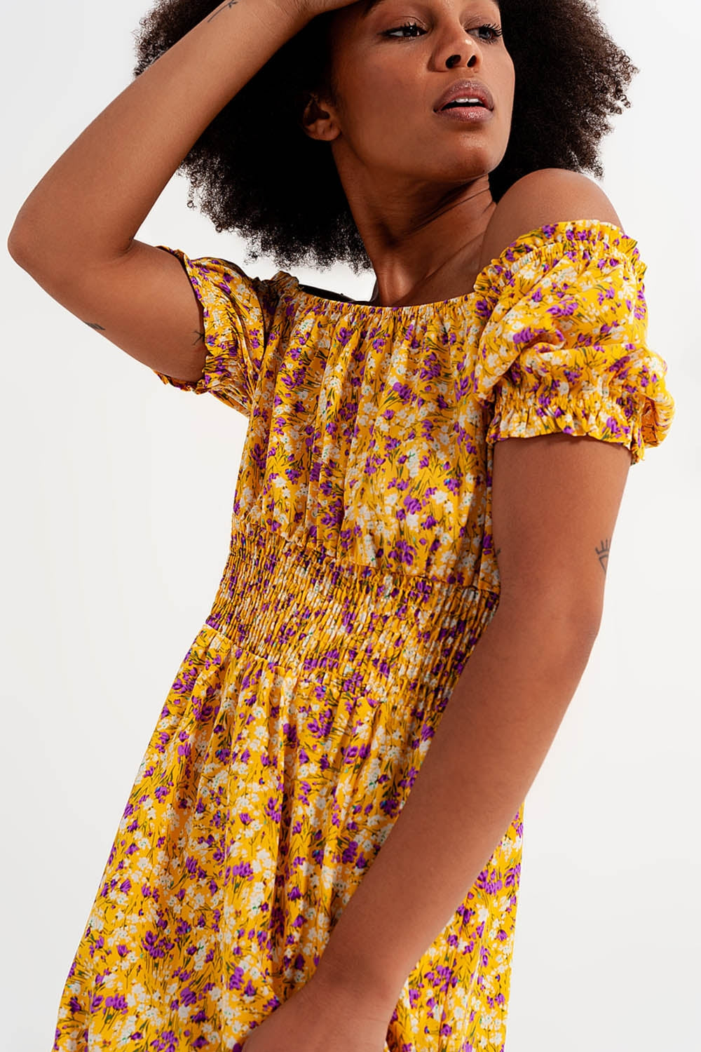 Vestido curto com decote Bardot e detalhe de rufos com estampa floral amarela