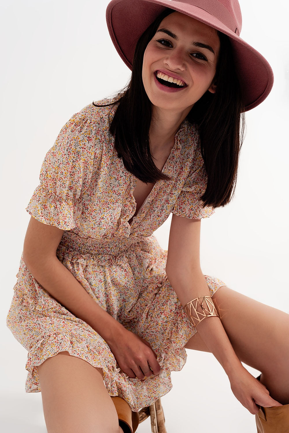 Vestido curto de skater amarelo com cintura recolhida e estampado floral