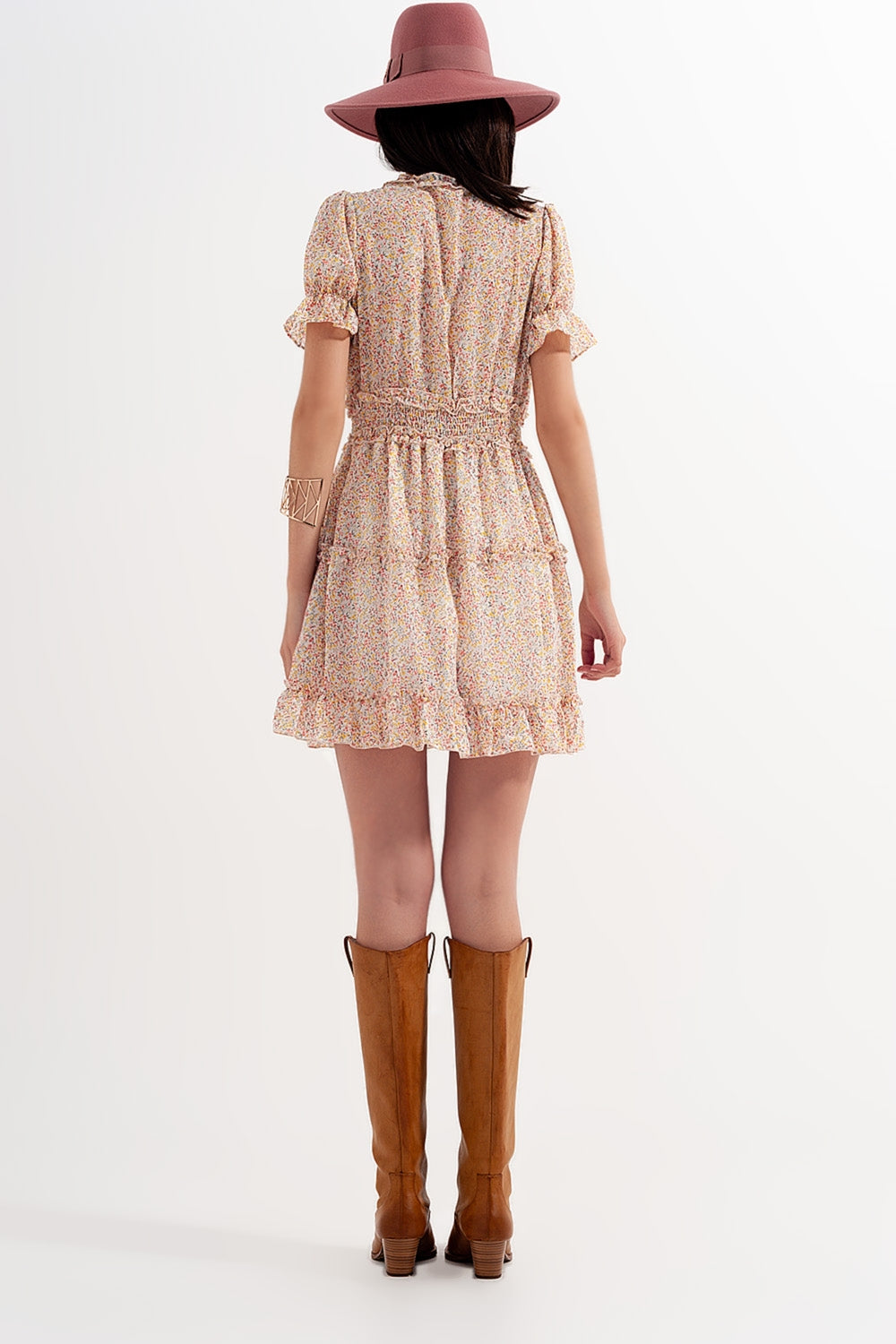 Vestido curto de skater amarelo com cintura recolhida e estampado floral
