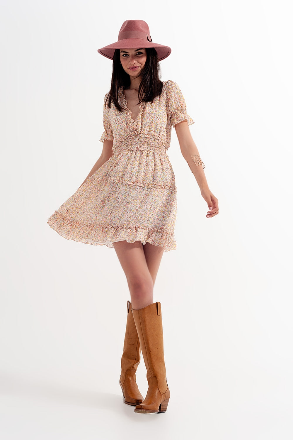 Vestido curto de skater amarelo com cintura recolhida e estampado floral