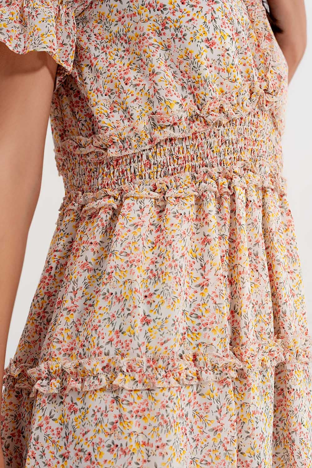 Vestido curto de skater amarelo com cintura recolhida e estampado floral