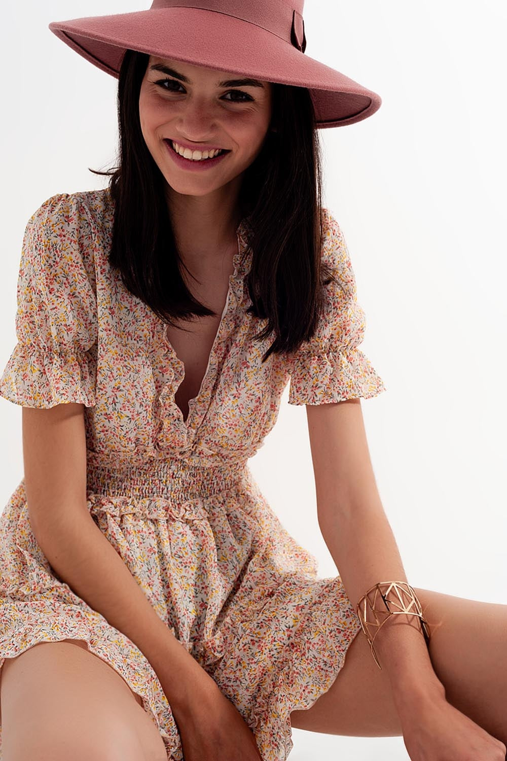 Vestido curto de skater amarelo com cintura recolhida e estampado floral