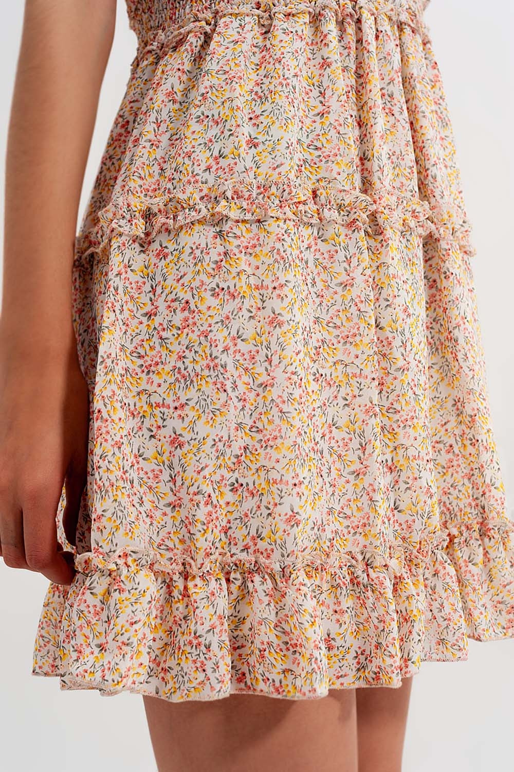 Vestido curto de skater amarelo com cintura recolhida e estampado floral