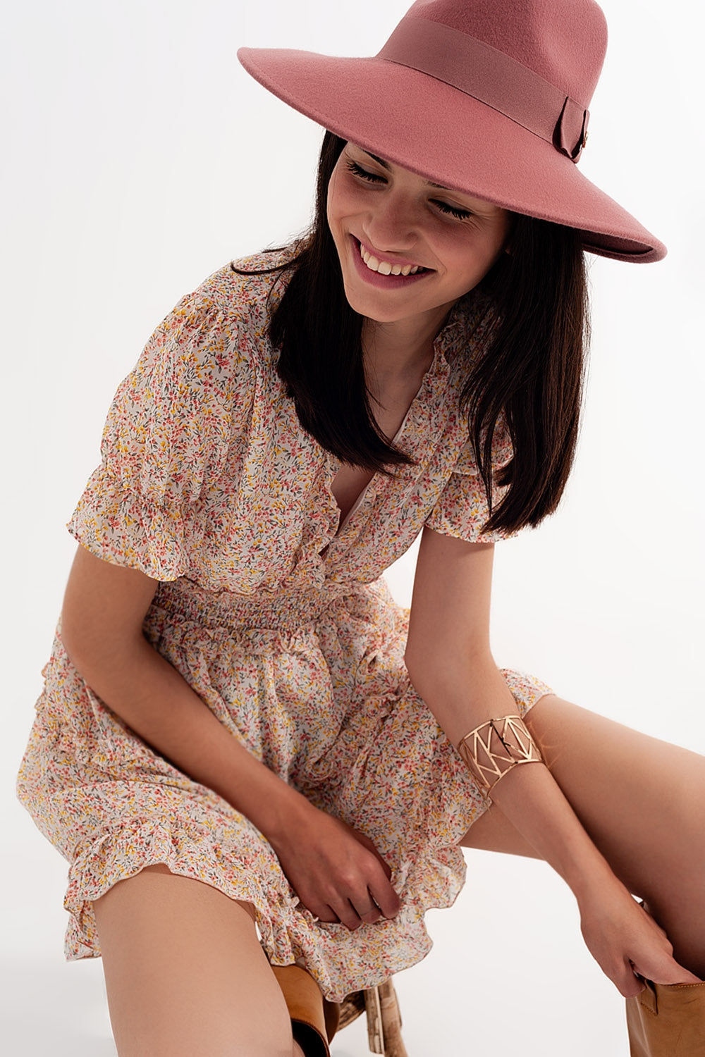 Vestido curto de skater amarelo com cintura recolhida e estampado floral