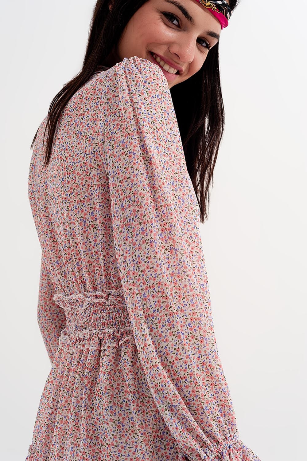 Vestido curto de manga comprida rosa com cintura recolhida e estampado floral