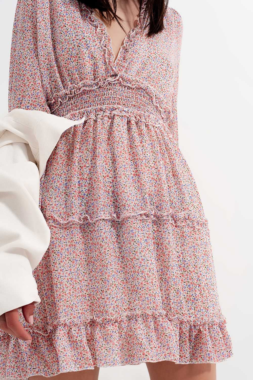 Vestido curto de manga comprida rosa com cintura recolhida e estampado floral