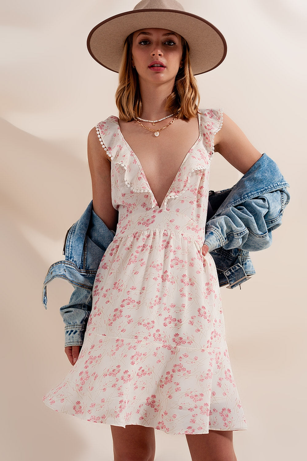 Vestido curto cor de rosa com decote de plumeti com flores