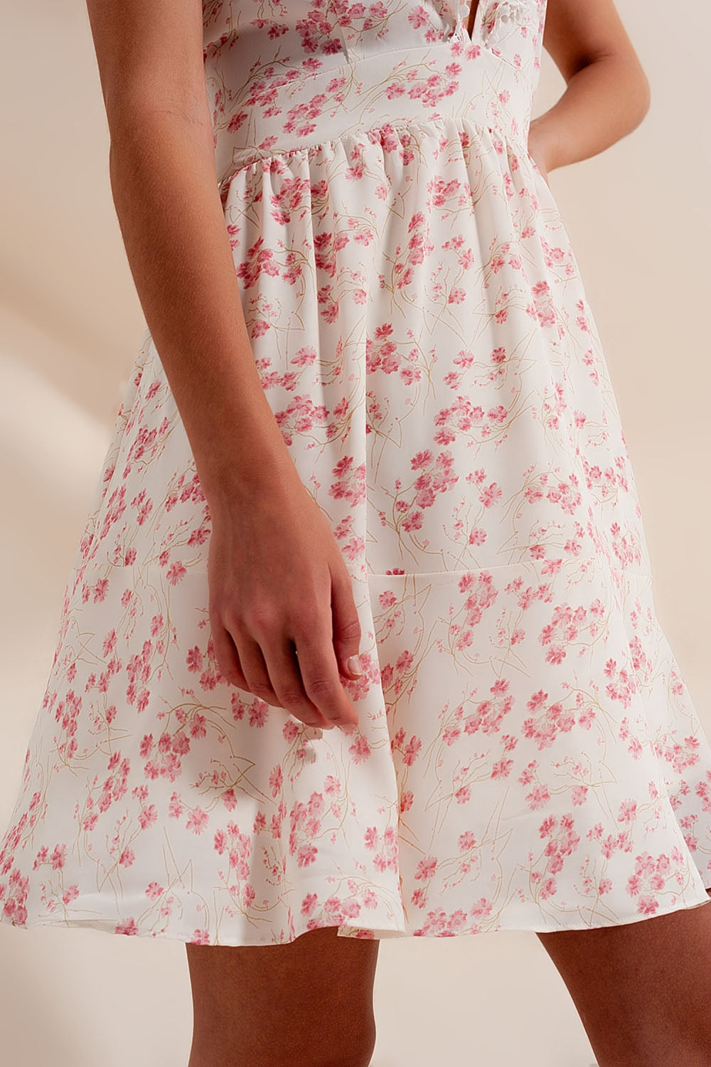 Vestido curto cor de rosa com decote de plumeti com flores
