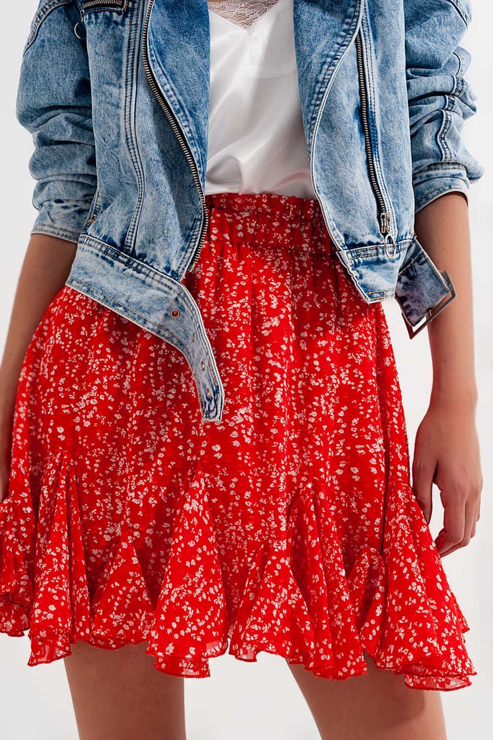 Mini-saia vermelha com estampas florais e rufos