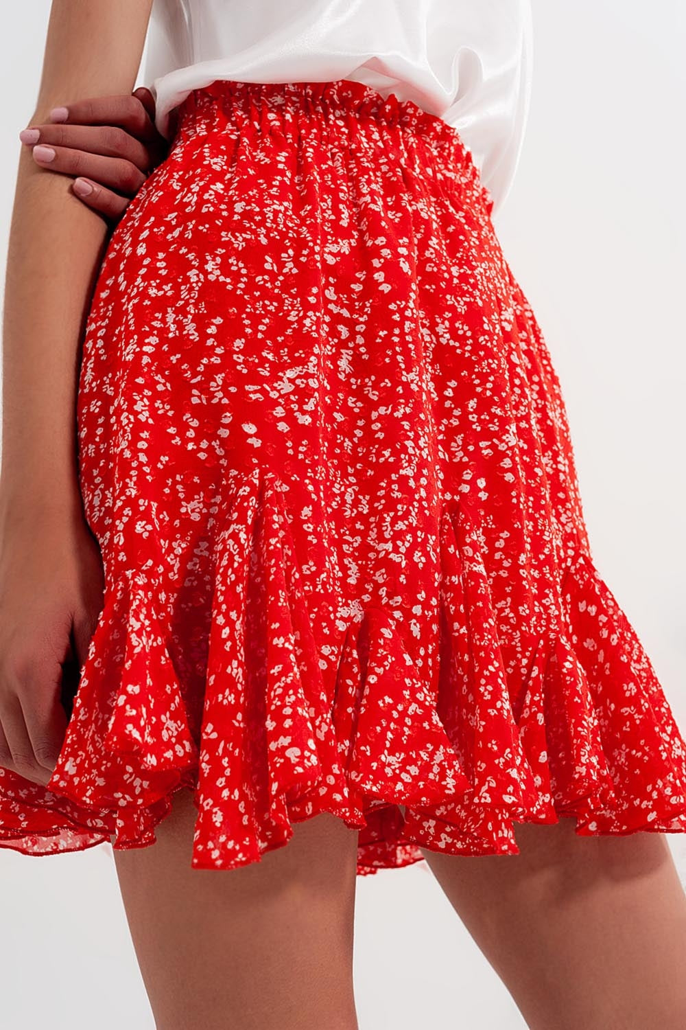 Mini-saia vermelha com estampas florais e rufos