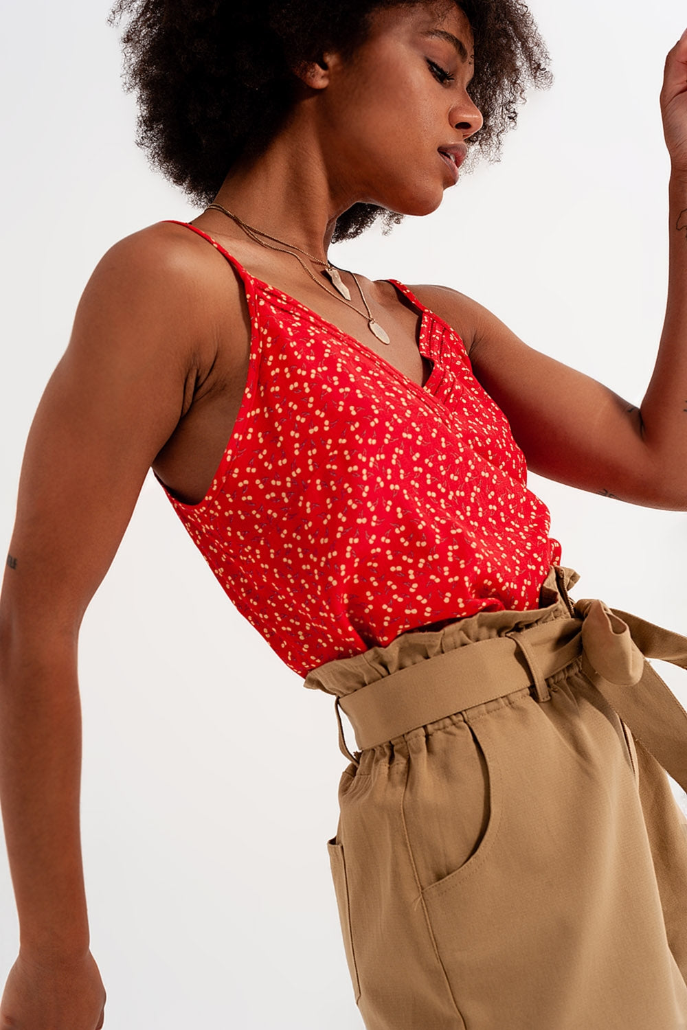 Top com impressão de cereja em vermelho