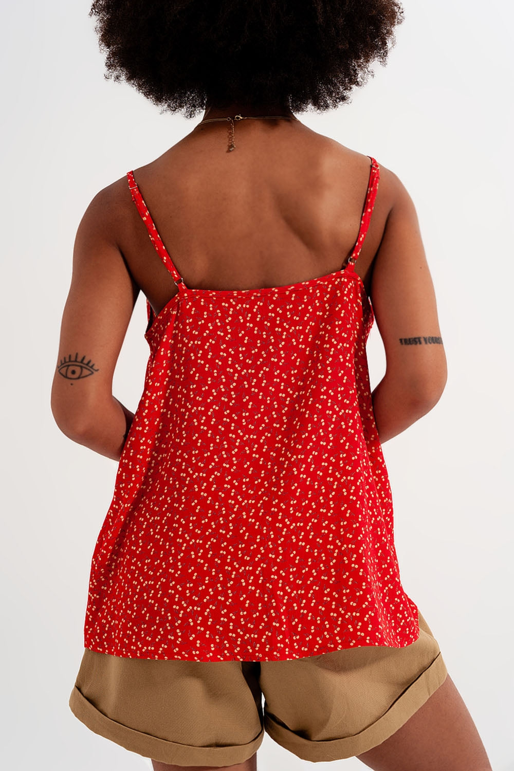 Top com impressão de cereja em vermelho