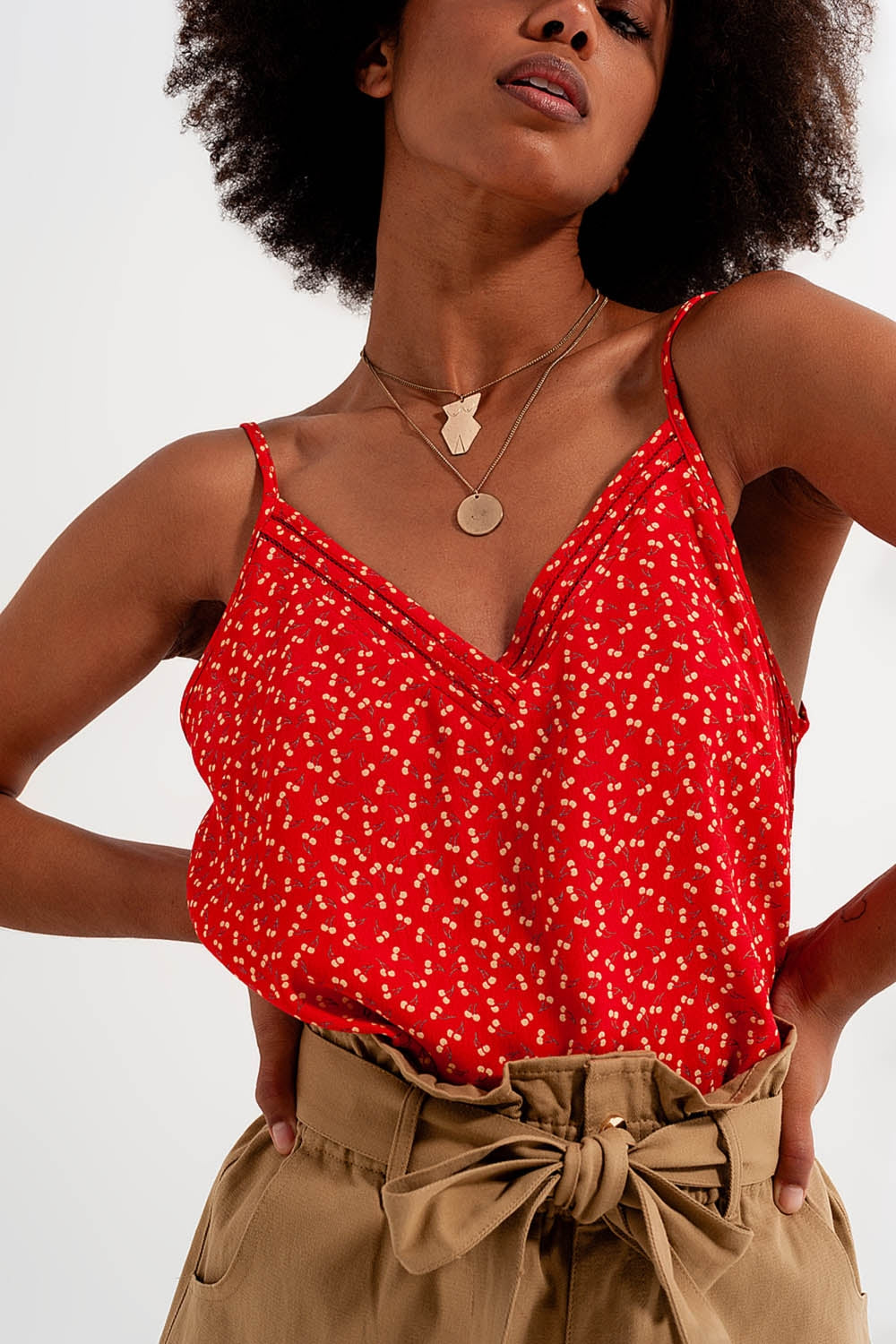 Top com impressão de cereja em vermelho