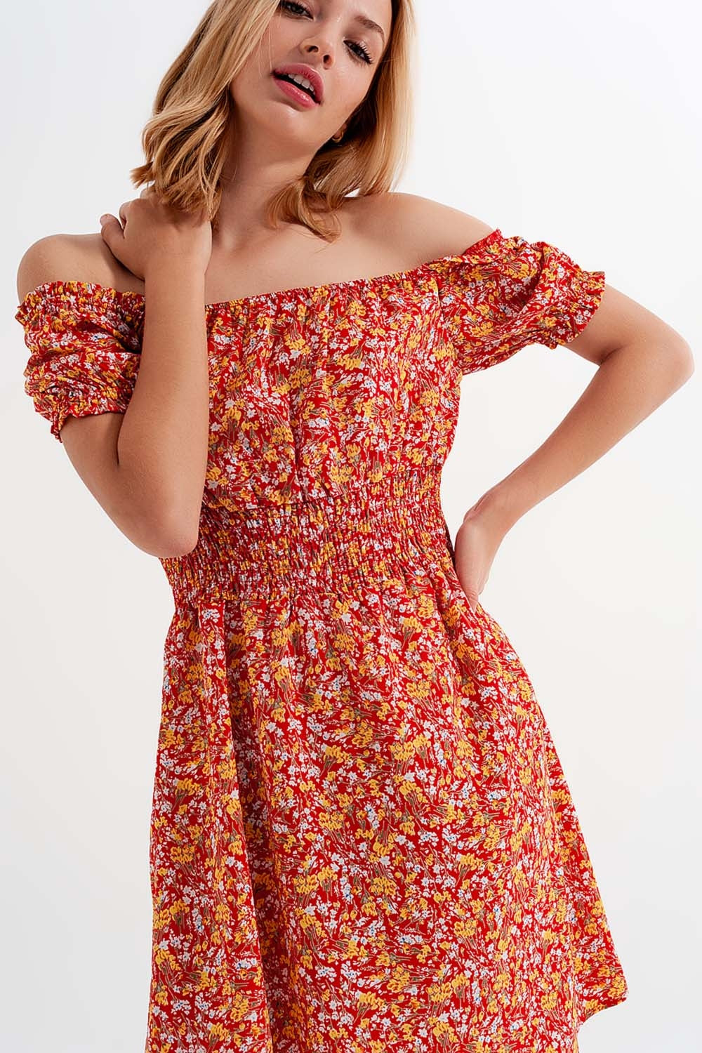 Vestido curto com decote Bardot e detalhe de rufos com estampa floral vermelho