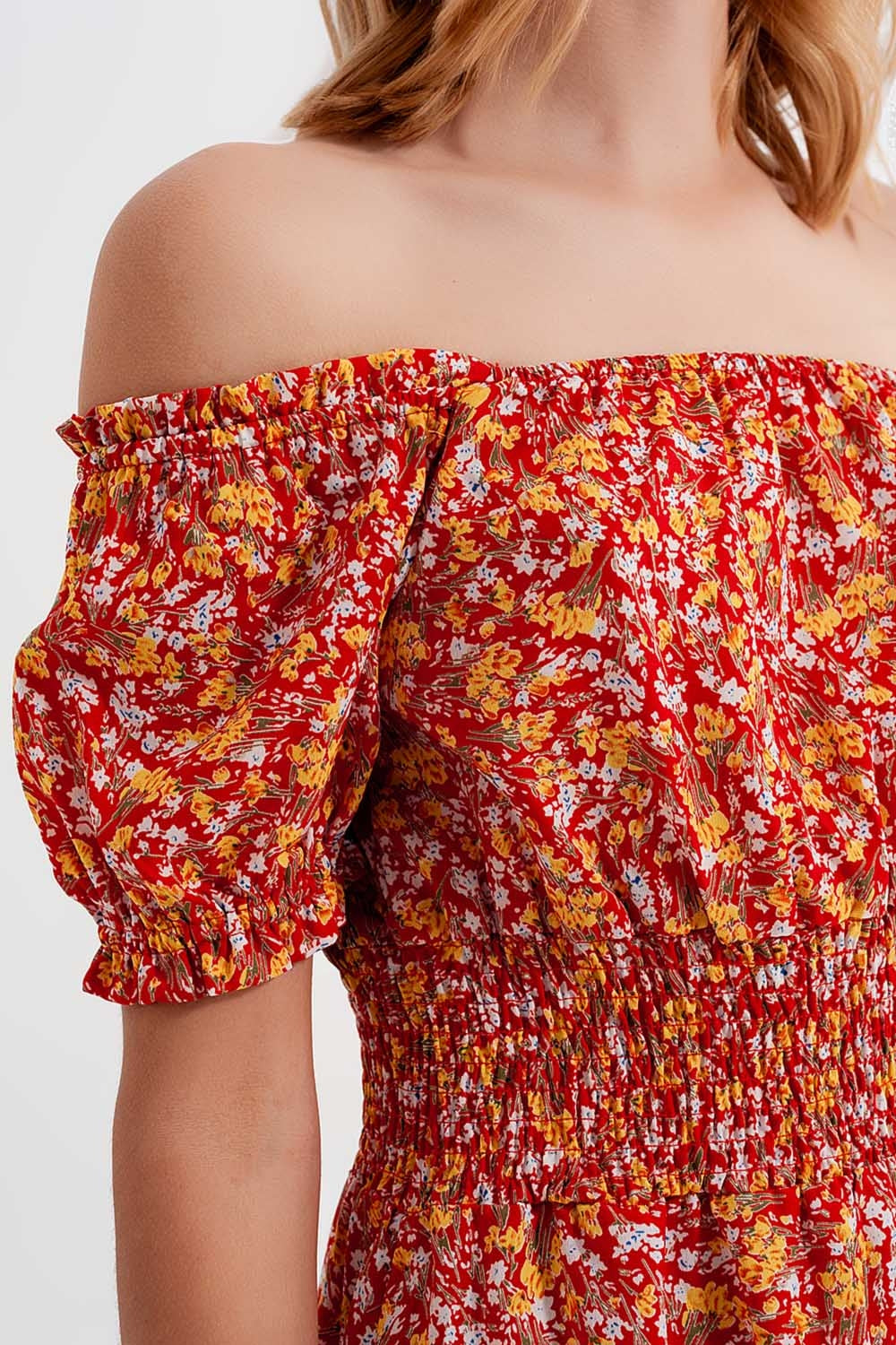 Vestido curto com decote Bardot e detalhe de rufos com estampa floral vermelho