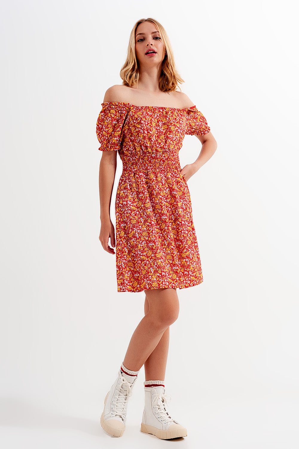 Vestido curto com decote Bardot e detalhe de rufos com estampa floral vermelho