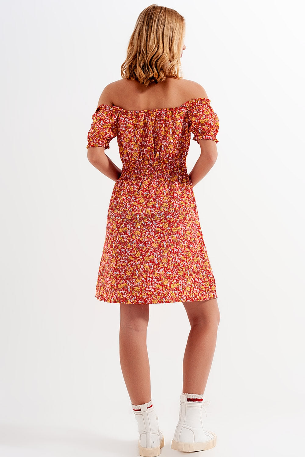 Vestido curto com decote Bardot e detalhe de rufos com estampa floral vermelho