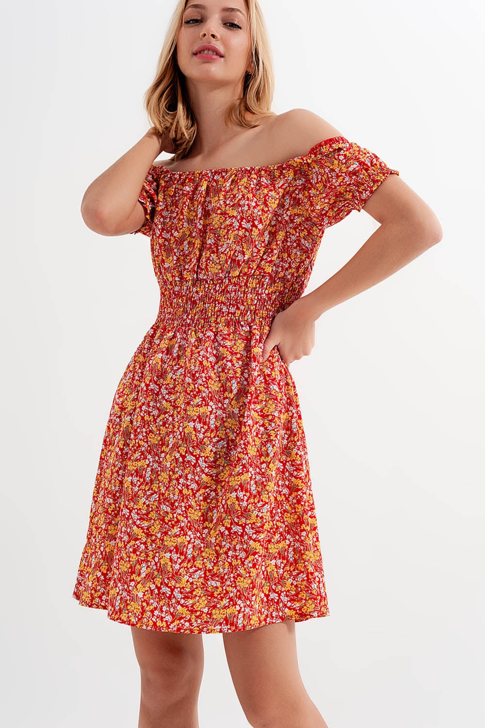 Vestido curto com decote Bardot e detalhe de rufos com estampa floral vermelho