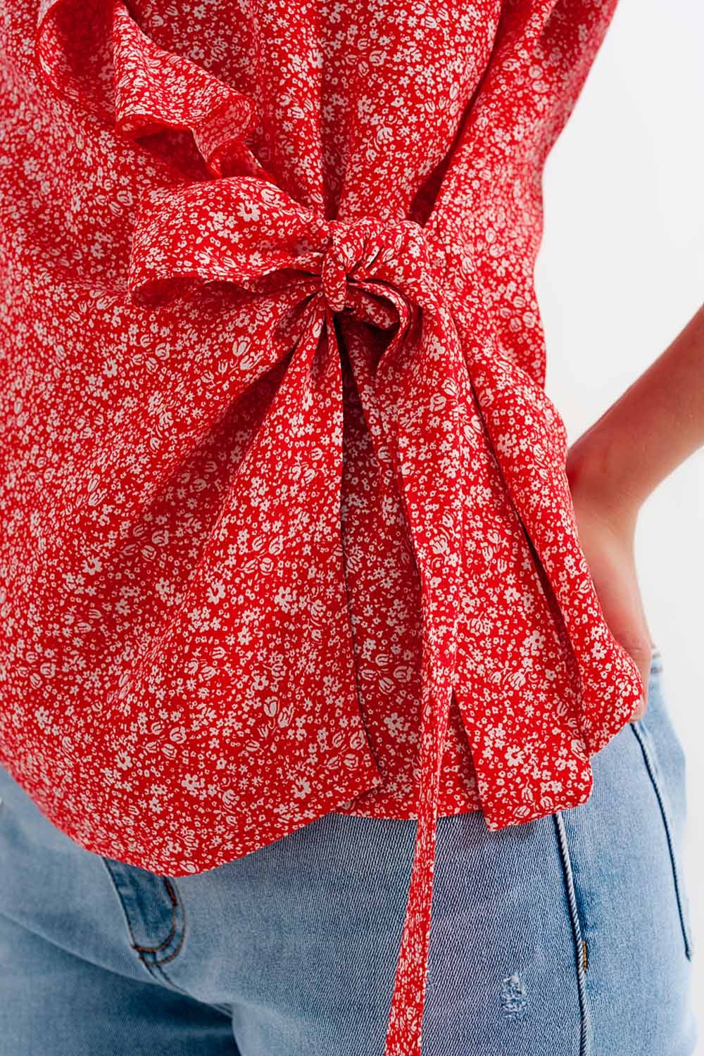 Topo com desenho em cruz e impressão de flores a vermelho