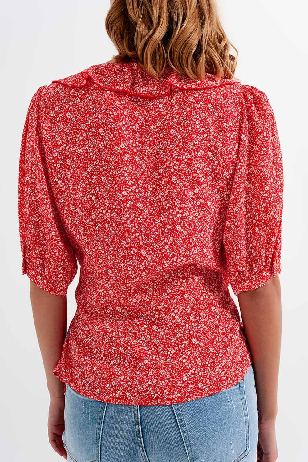 Topo com desenho em cruz e impressão de flores a vermelho