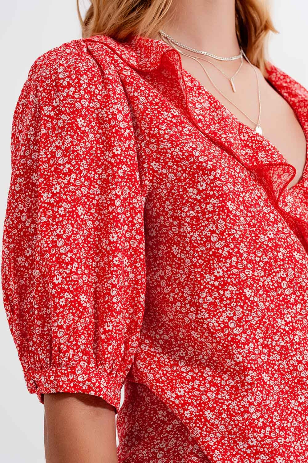 Topo com desenho em cruz e impressão de flores a vermelho
