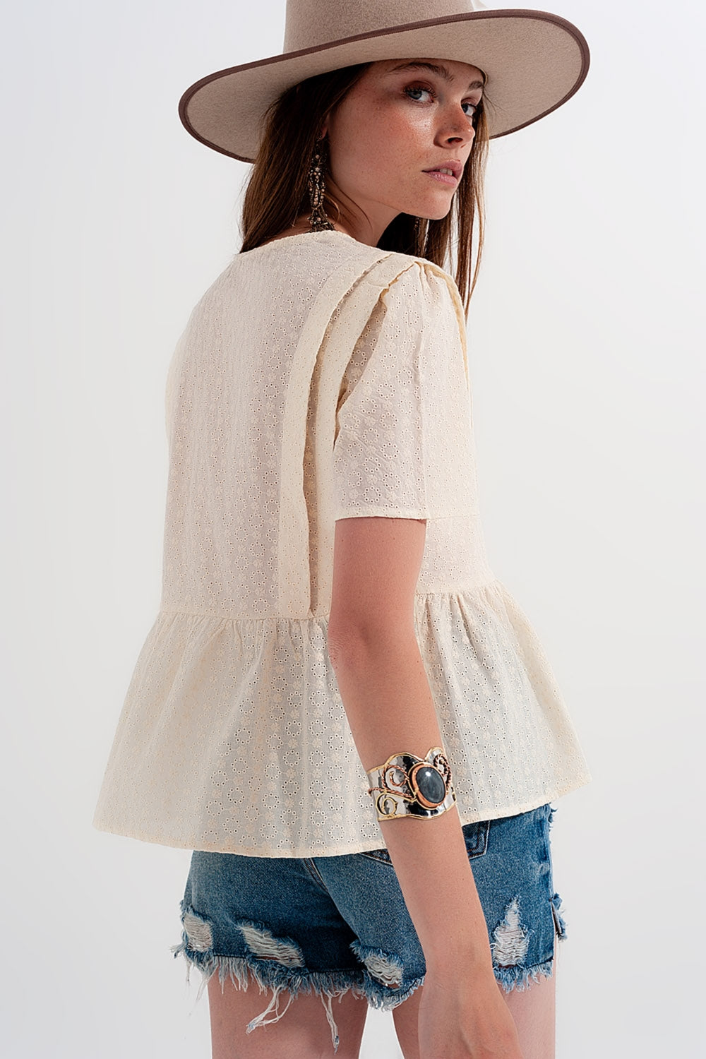 Peplum top em bege com bordado perfurado