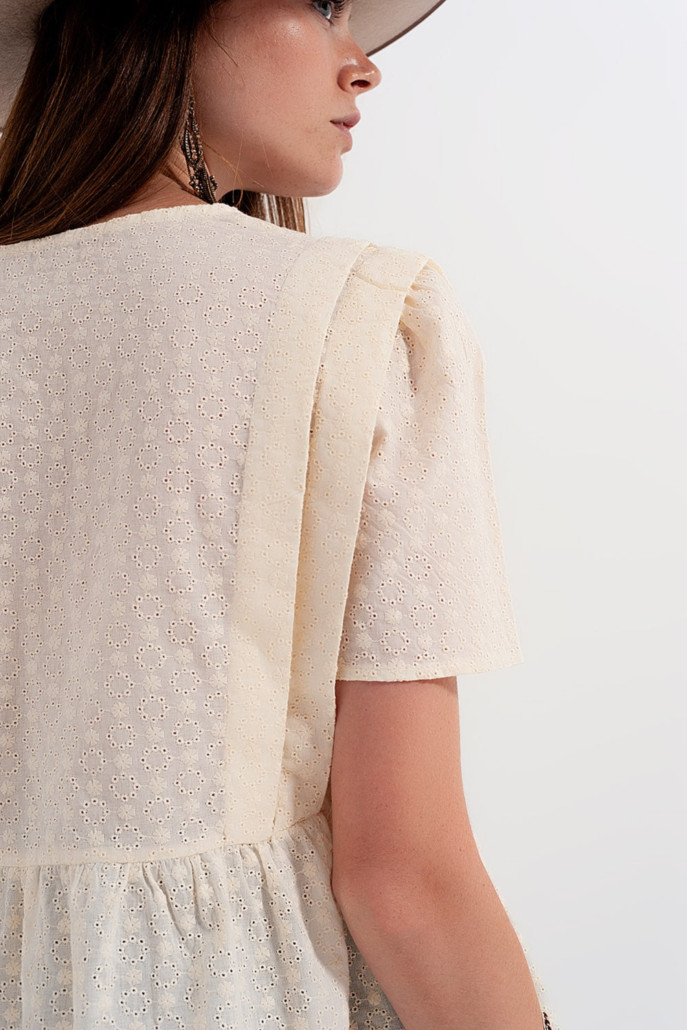 Peplum top em bege com bordado perfurado