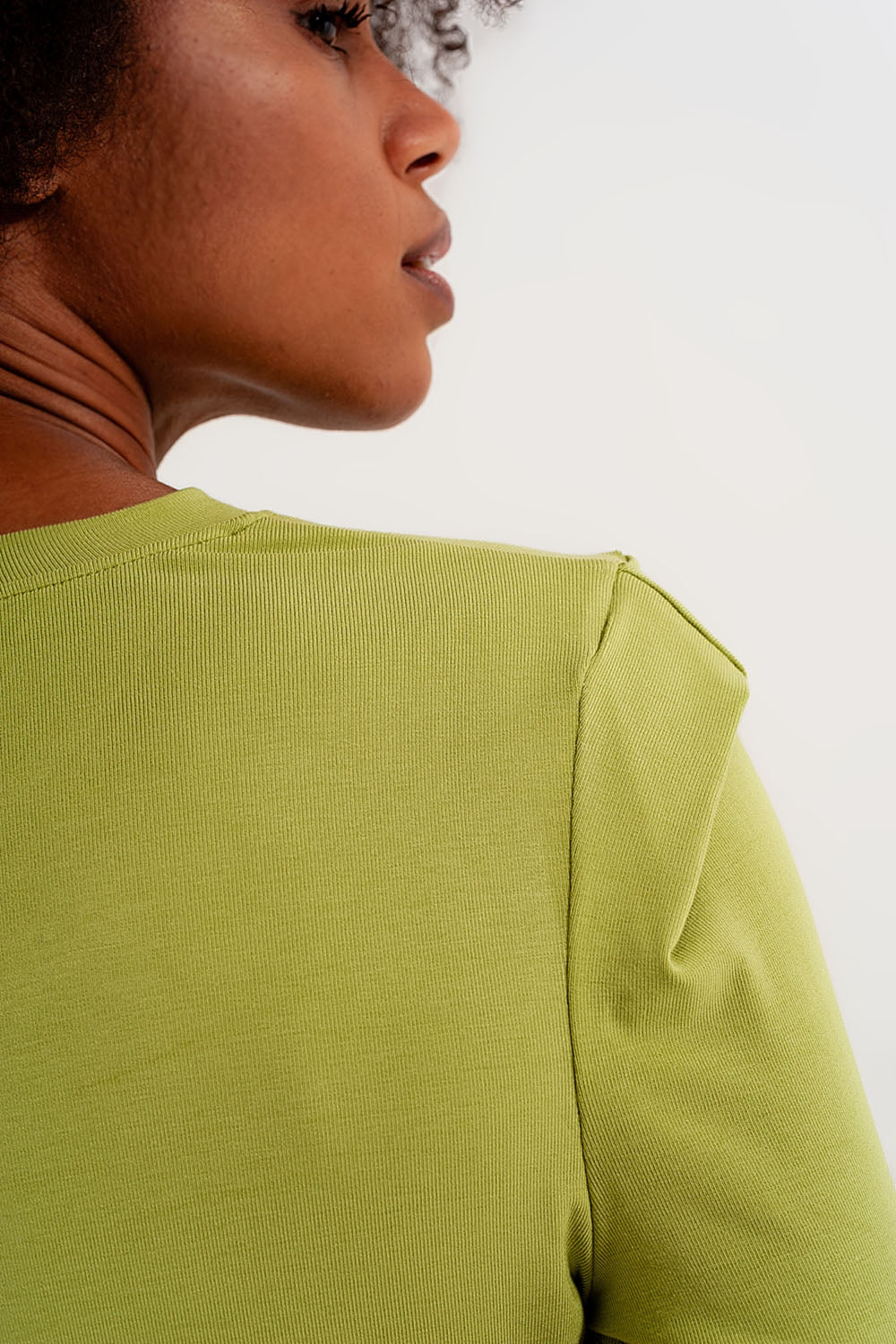 Top de manga comprida verde com detalhes no ombro