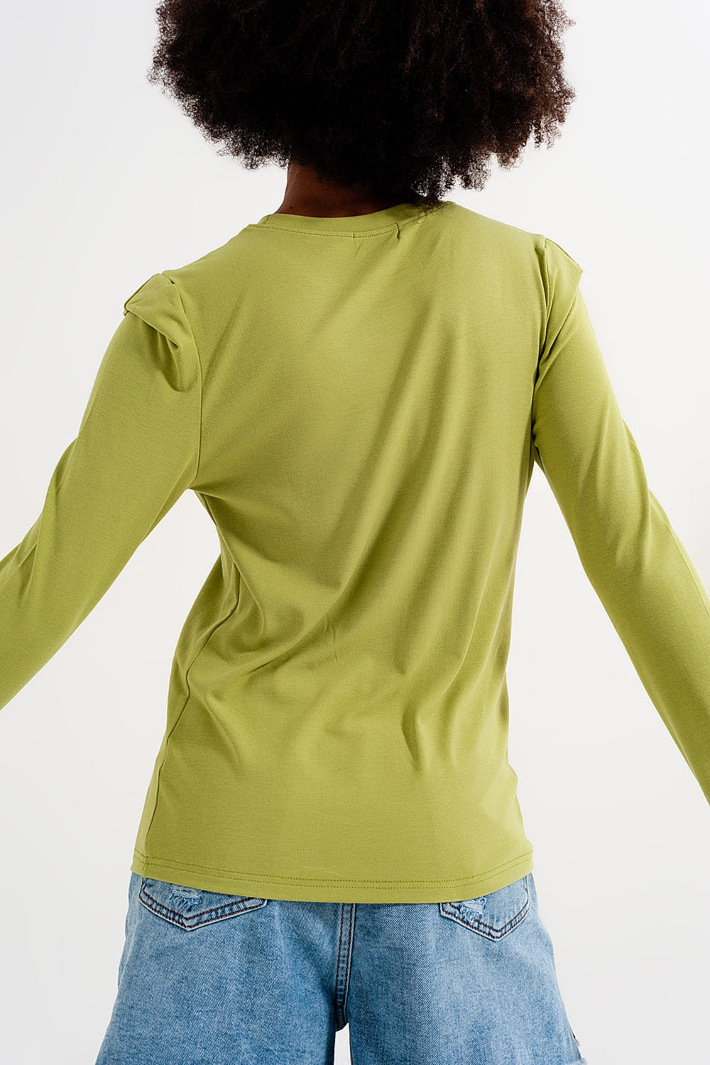 Top de manga comprida verde com detalhes no ombro