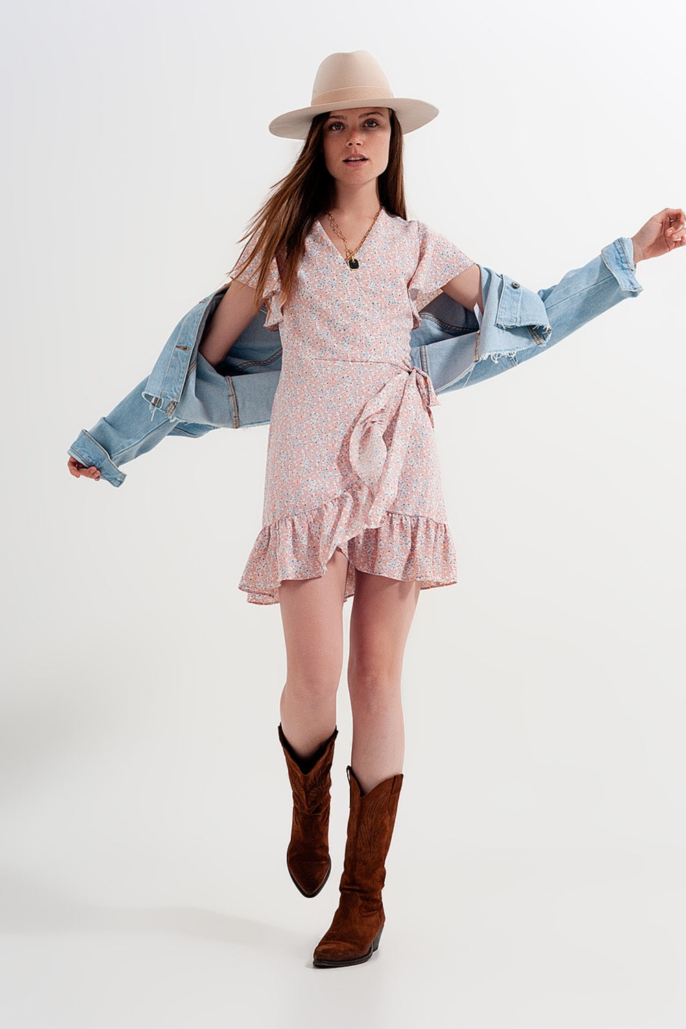 Vestido curto cor-de-rosa floral com rufos