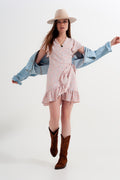 Vestido curto cor-de-rosa floral com rufos