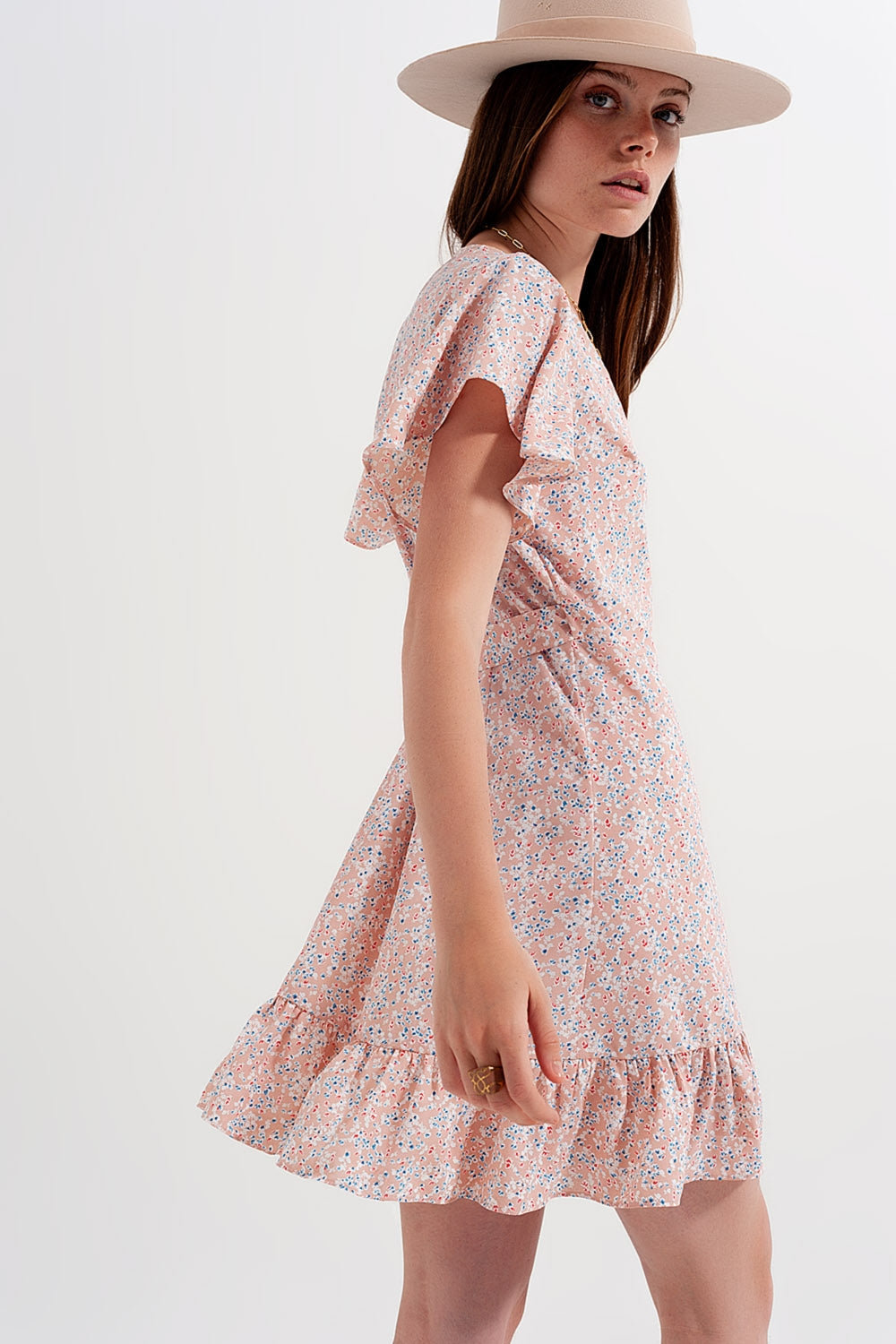 Vestido curto cor-de-rosa floral com rufos