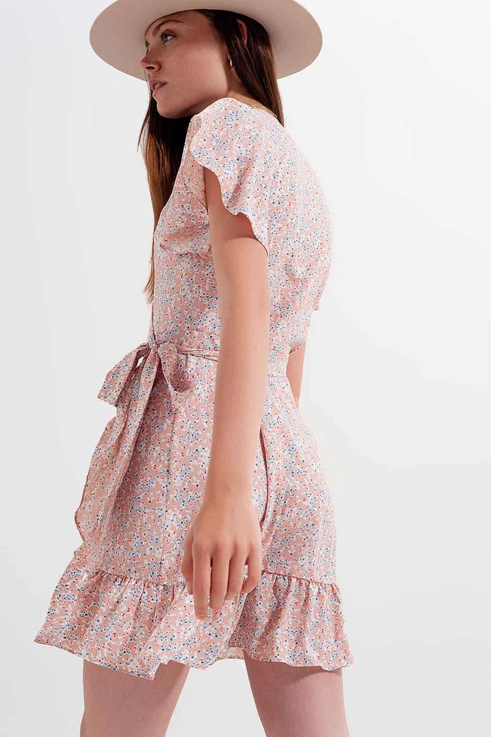 Vestido curto cor-de-rosa floral com rufos
