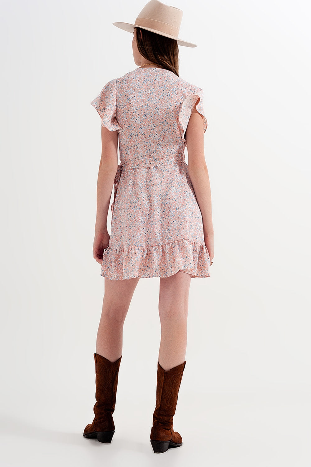 Vestido curto cor-de-rosa floral com rufos