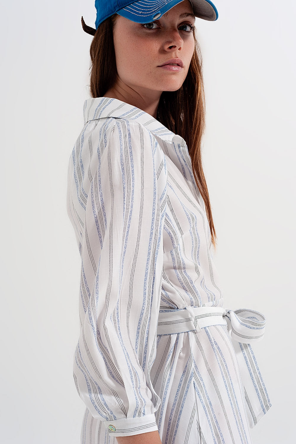 Vestido largo com botões e desenho às riscas