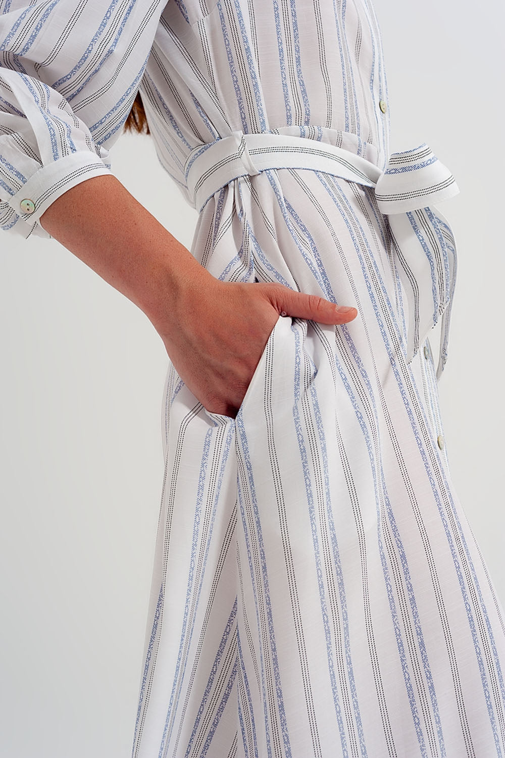 Vestido largo com botões e desenho às riscas