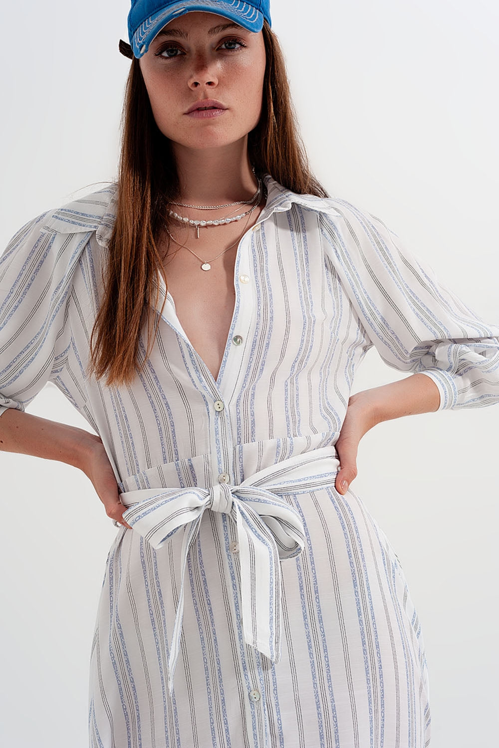 Vestido largo com botões e desenho às riscas