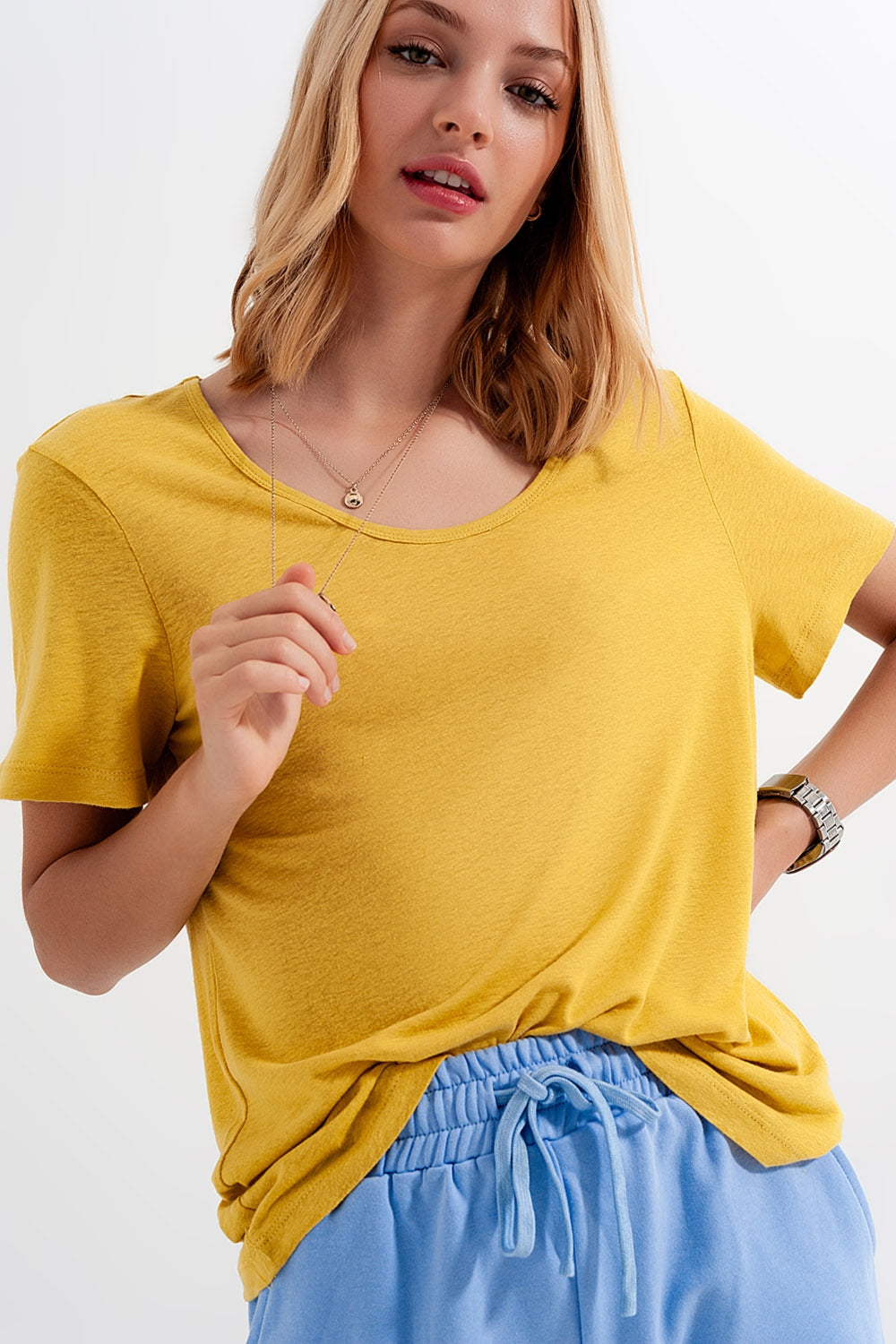 T-shirt amarela com gola ampla em tecido de mistura de linho