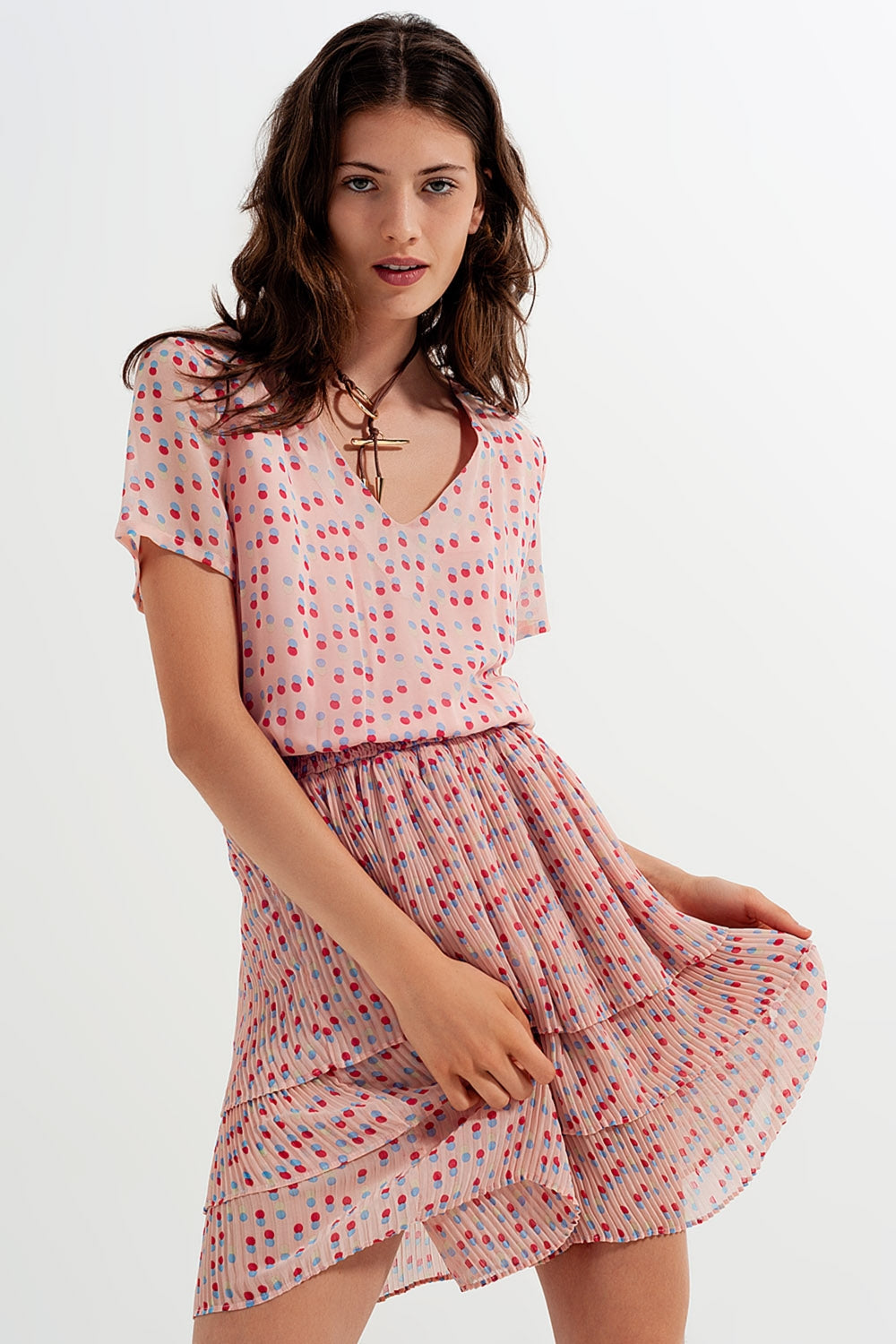 Vestido curto cor-de-rosa com cintura franzida e sobre saia