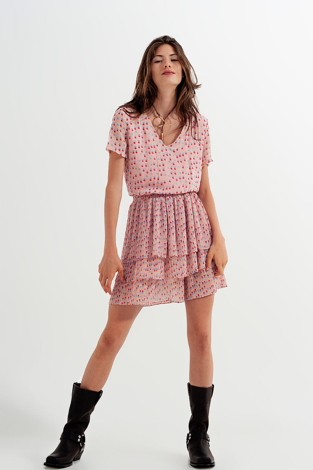 Vestido curto cor-de-rosa com cintura franzida e sobre saia