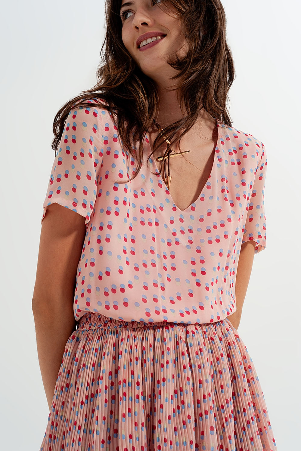 Vestido curto cor-de-rosa com cintura franzida e sobre saia