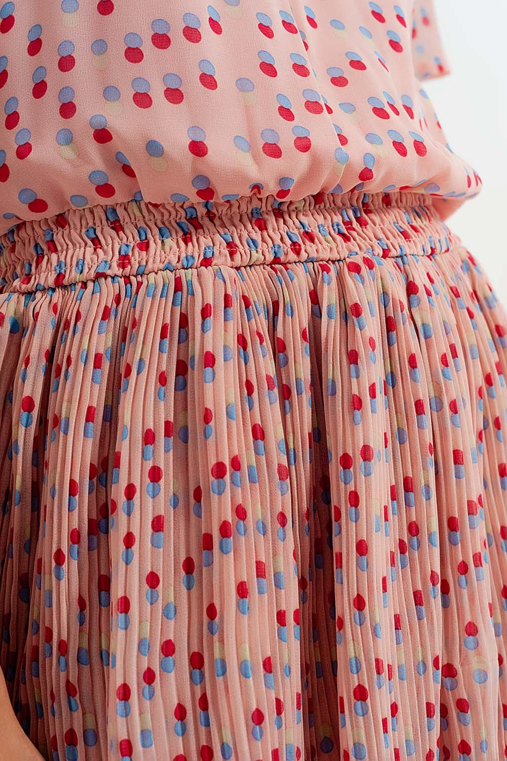 Vestido curto cor-de-rosa com cintura franzida e sobre saia